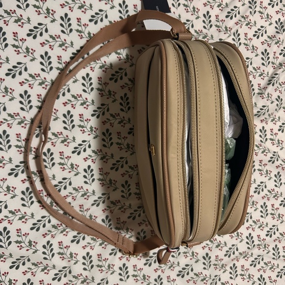 Tommy Hilfiger Elegant Tan Crossbody Bag - Picture 4 of 4